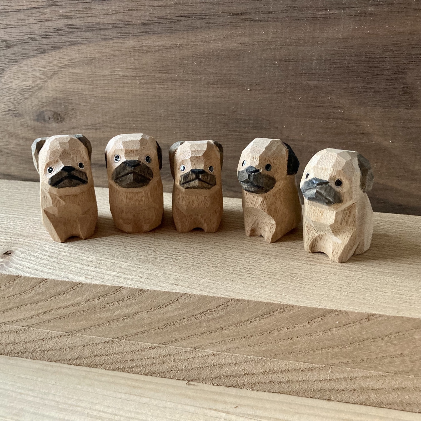 木彫り動物（一刀彫）『見つめるおすわり犬：パグ』置物 幅八分 - 木理