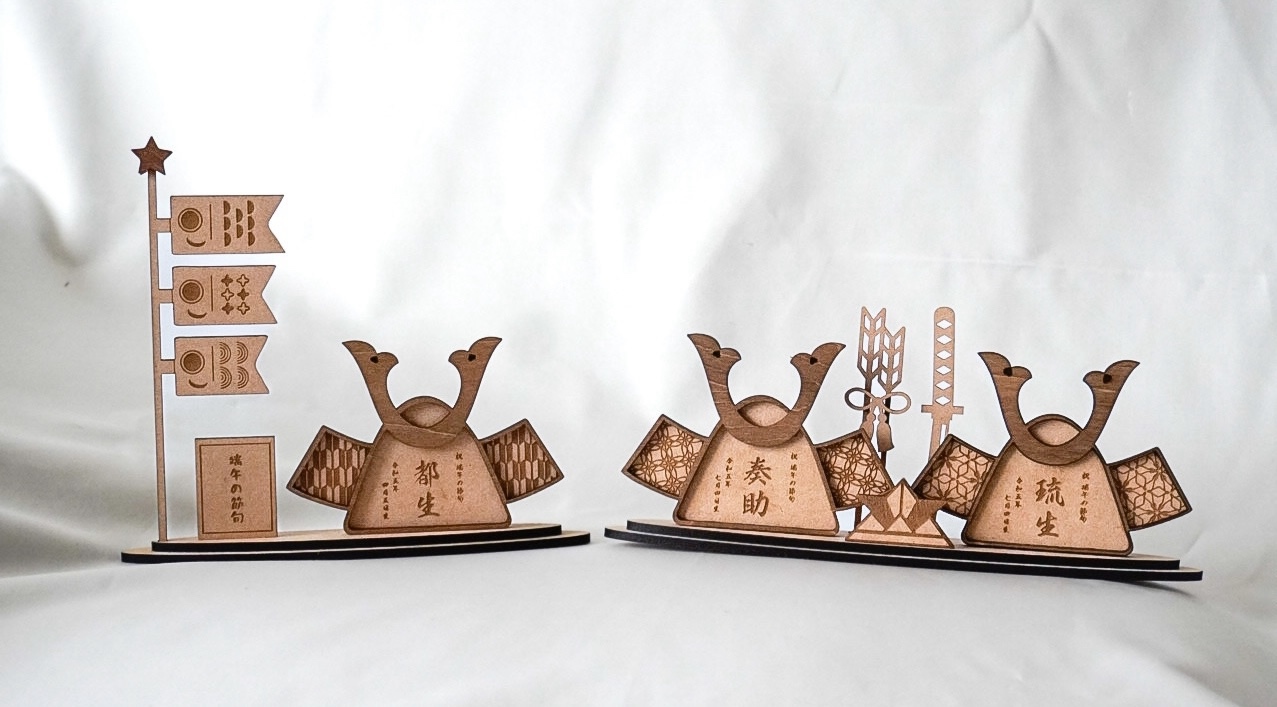 予約販売 〗兄弟・双子ちゃんで飾れる 二つ並んだ名入り兜 木製 五月