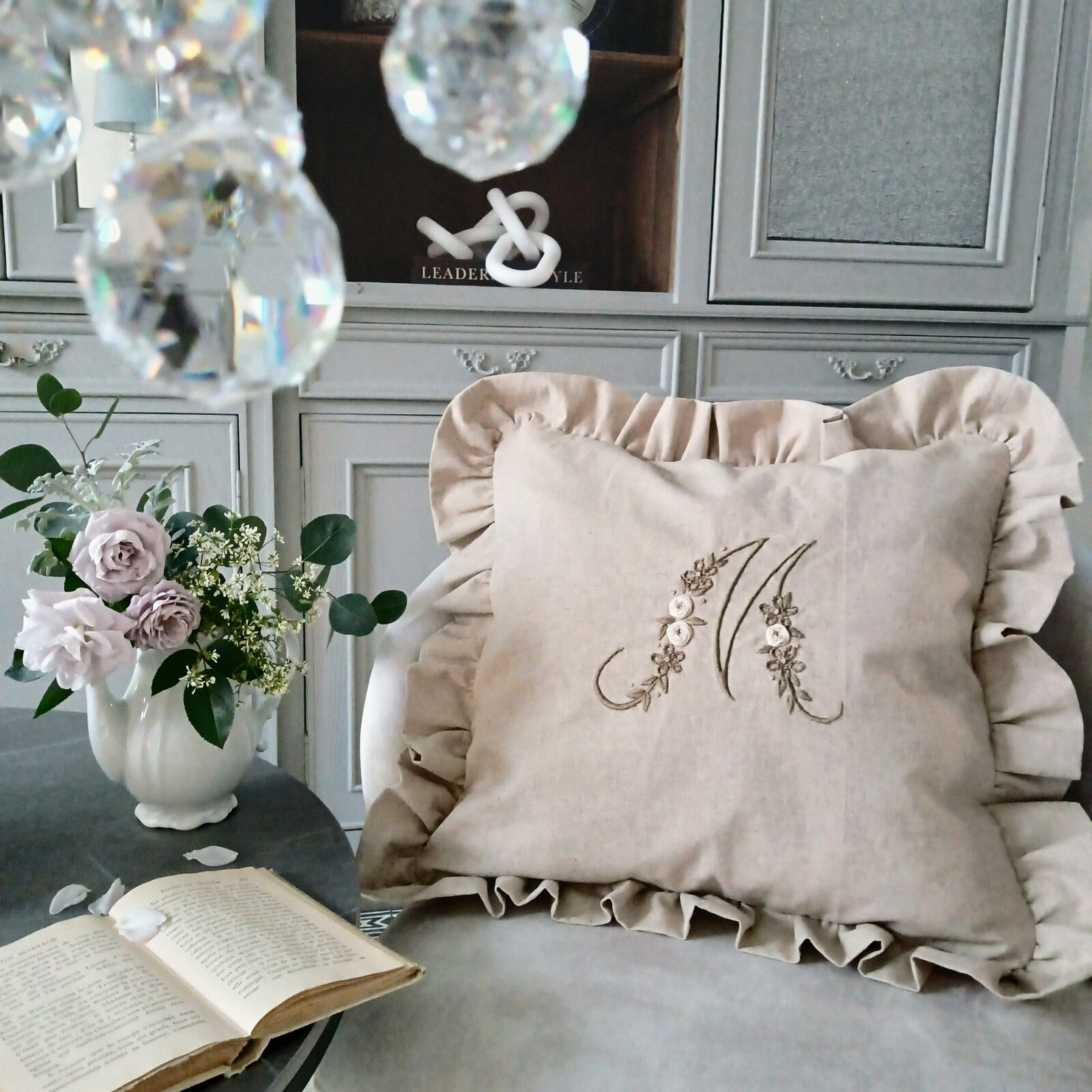 お花とイニシャル刺繍 フリルリネンクッションカバー(ラベンダー