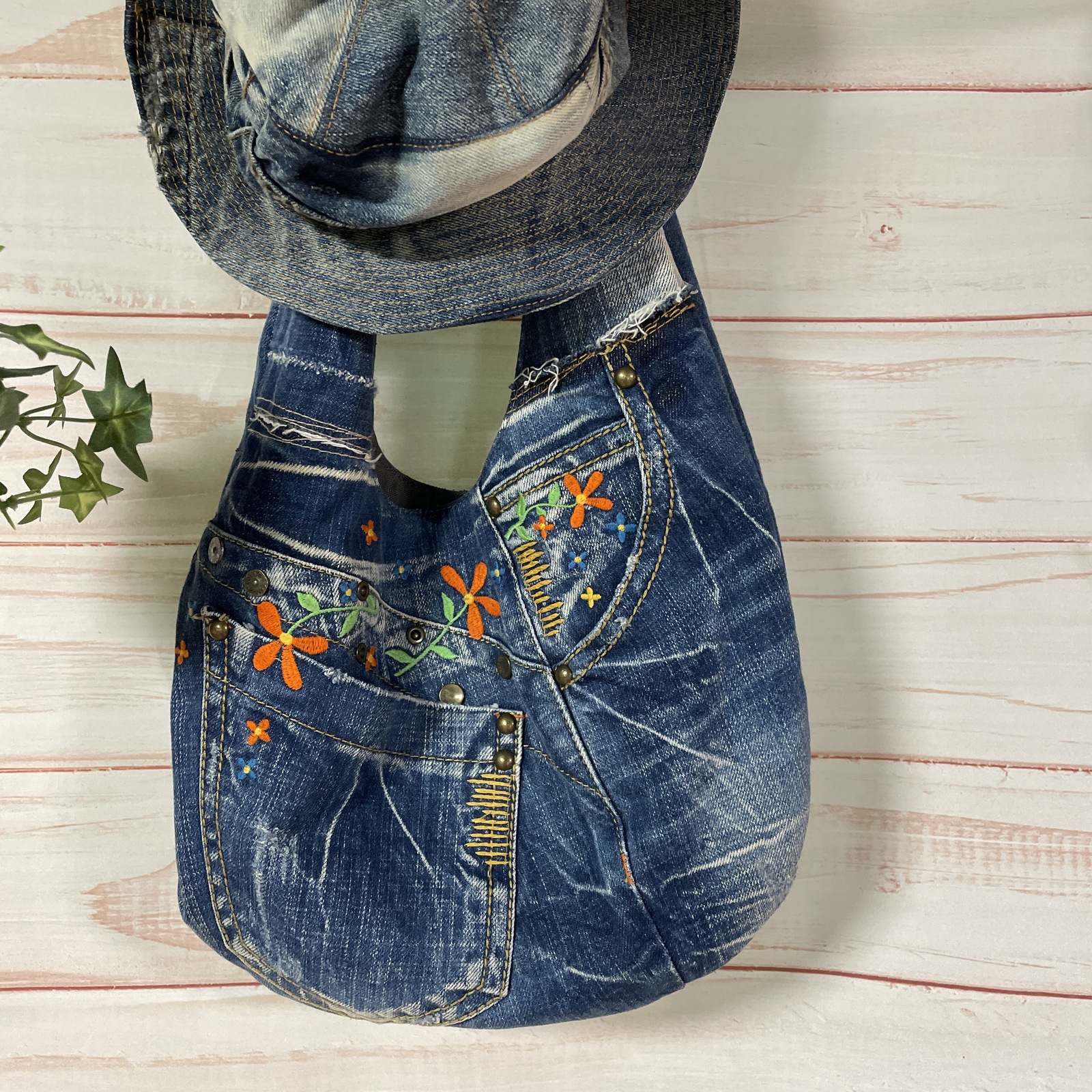 デニムリメイクトートバッグ 花の刺繍が可愛いbag-0023 - デニム＆着物