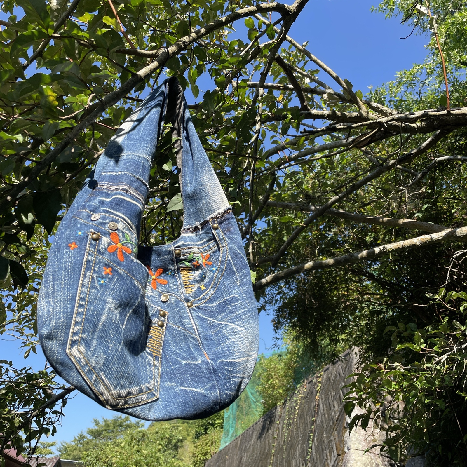 デニムリメイクトートバッグ 花の刺繍が可愛いbag-0023 - デニム＆着物