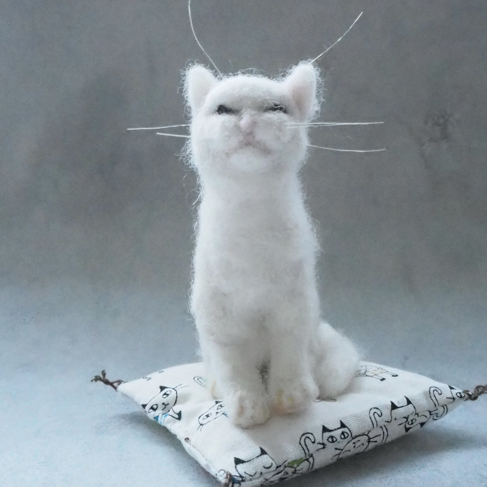 居眠り猫 羊毛フェルト 座布団 白猫 羊毛フェルト猫 - ふにまる