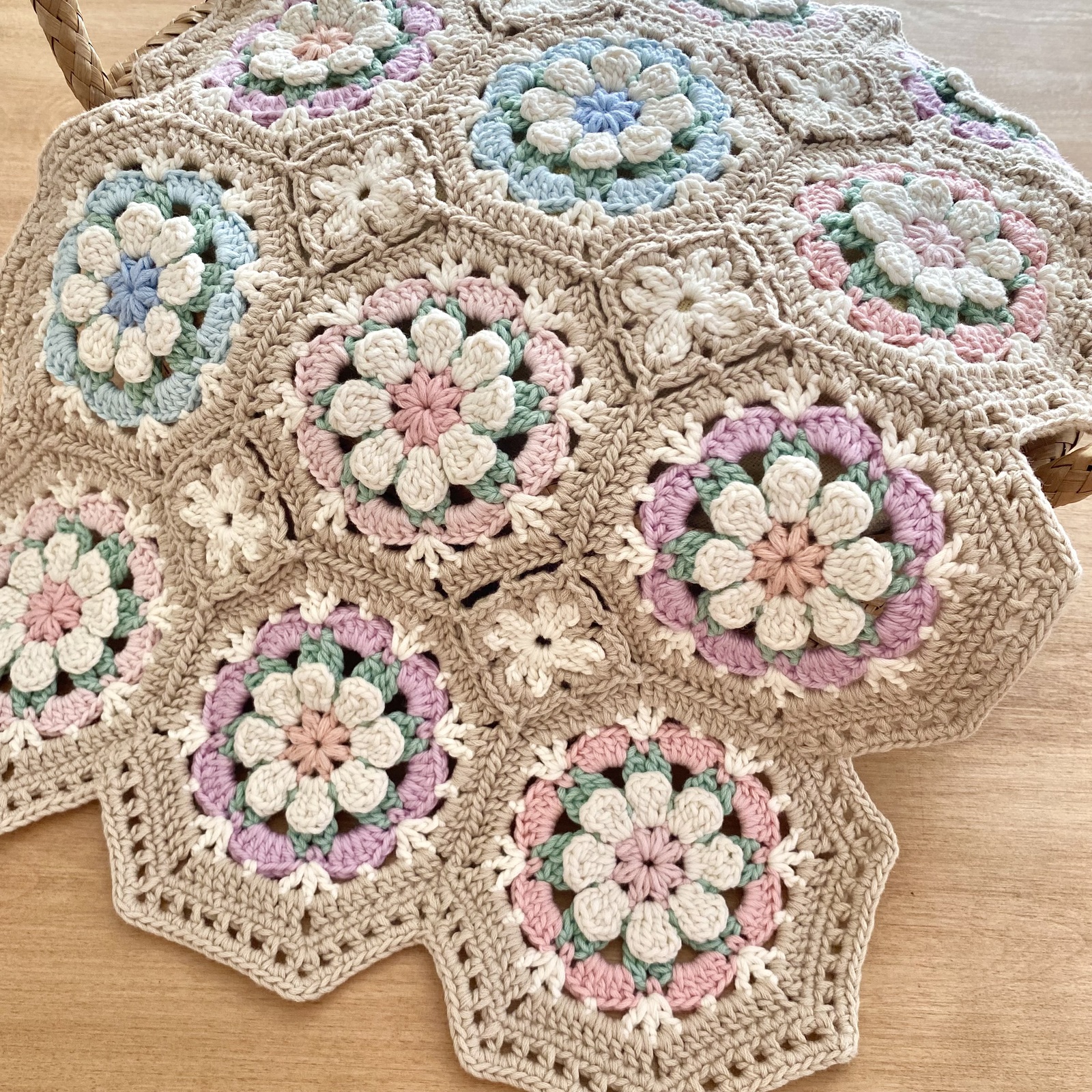 パステルカラーのフラワーブランケット /かぎ針編み モチーフ編み