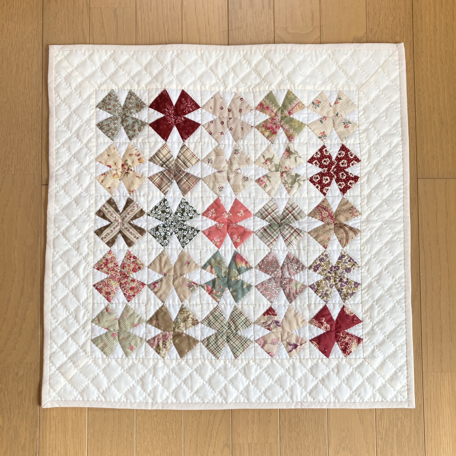 124 ナインパッチのパッチワークタペストリー パッチワークキルト