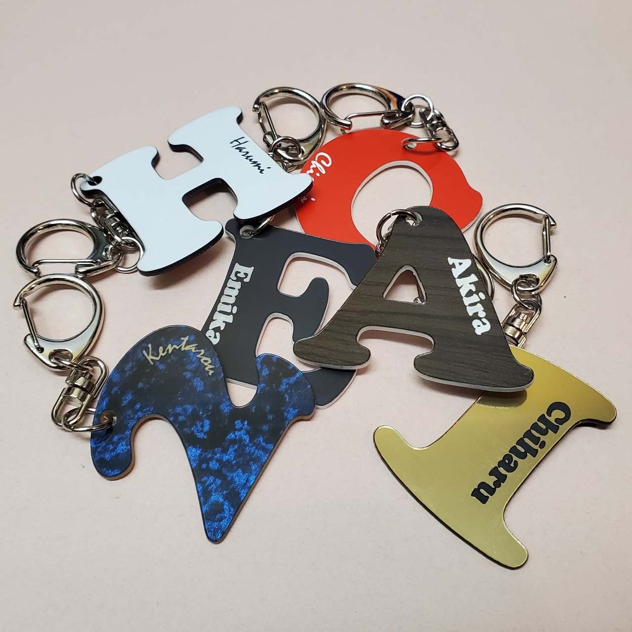 お名前キーホルダー 名入れ イニシャルキーホルダー アルファベット