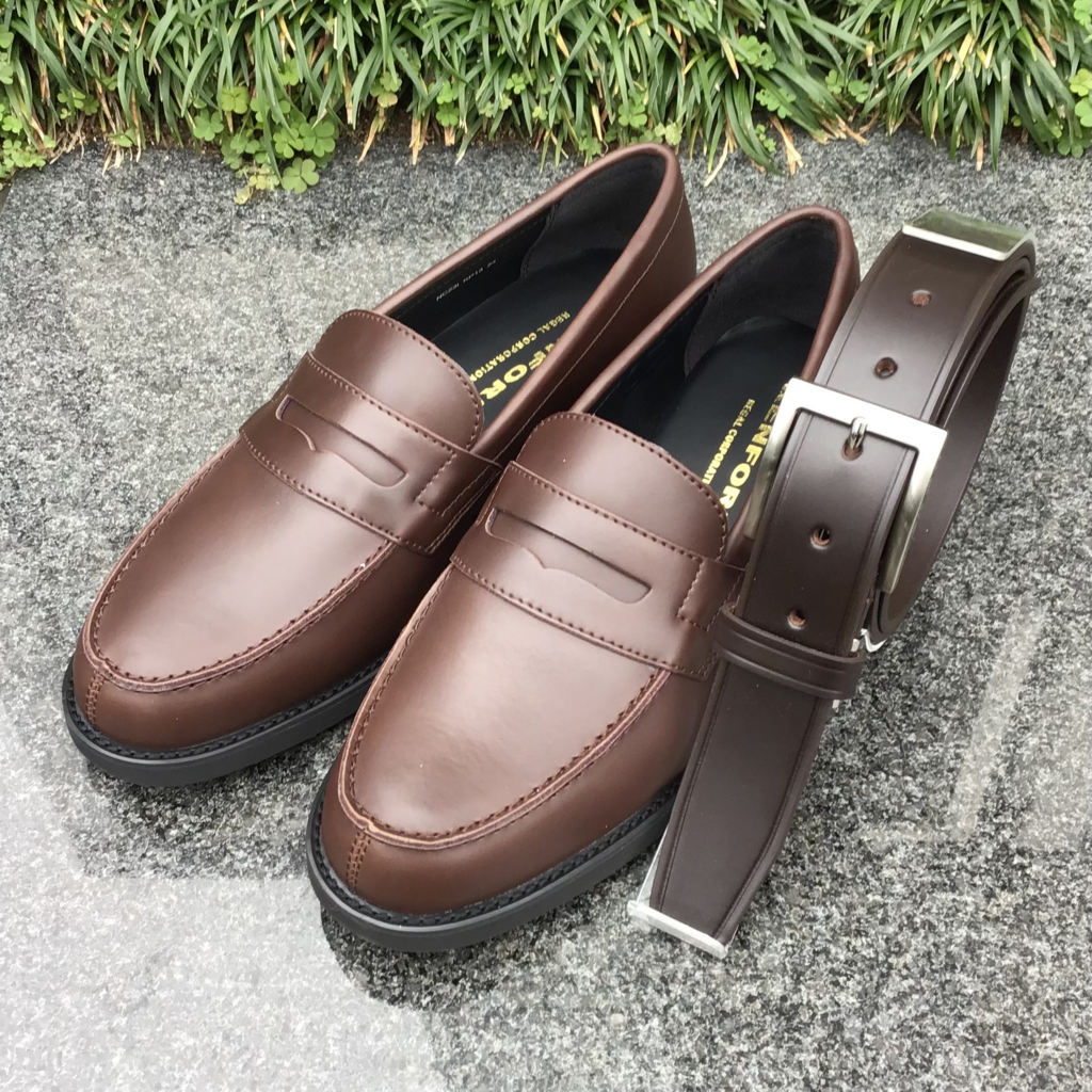 REGALのスエードドライビングシューズと同色のUCCELLOのベルト