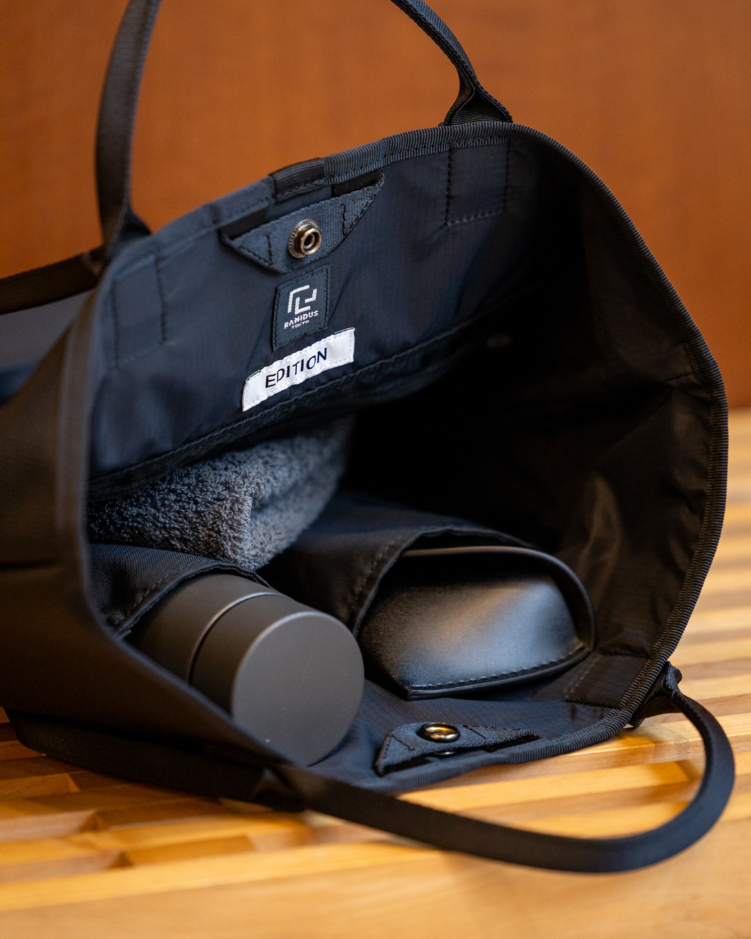 RAMIDUS × Edition BLACK | EXCLUSIVE TOTE BAG | トゥモローランド