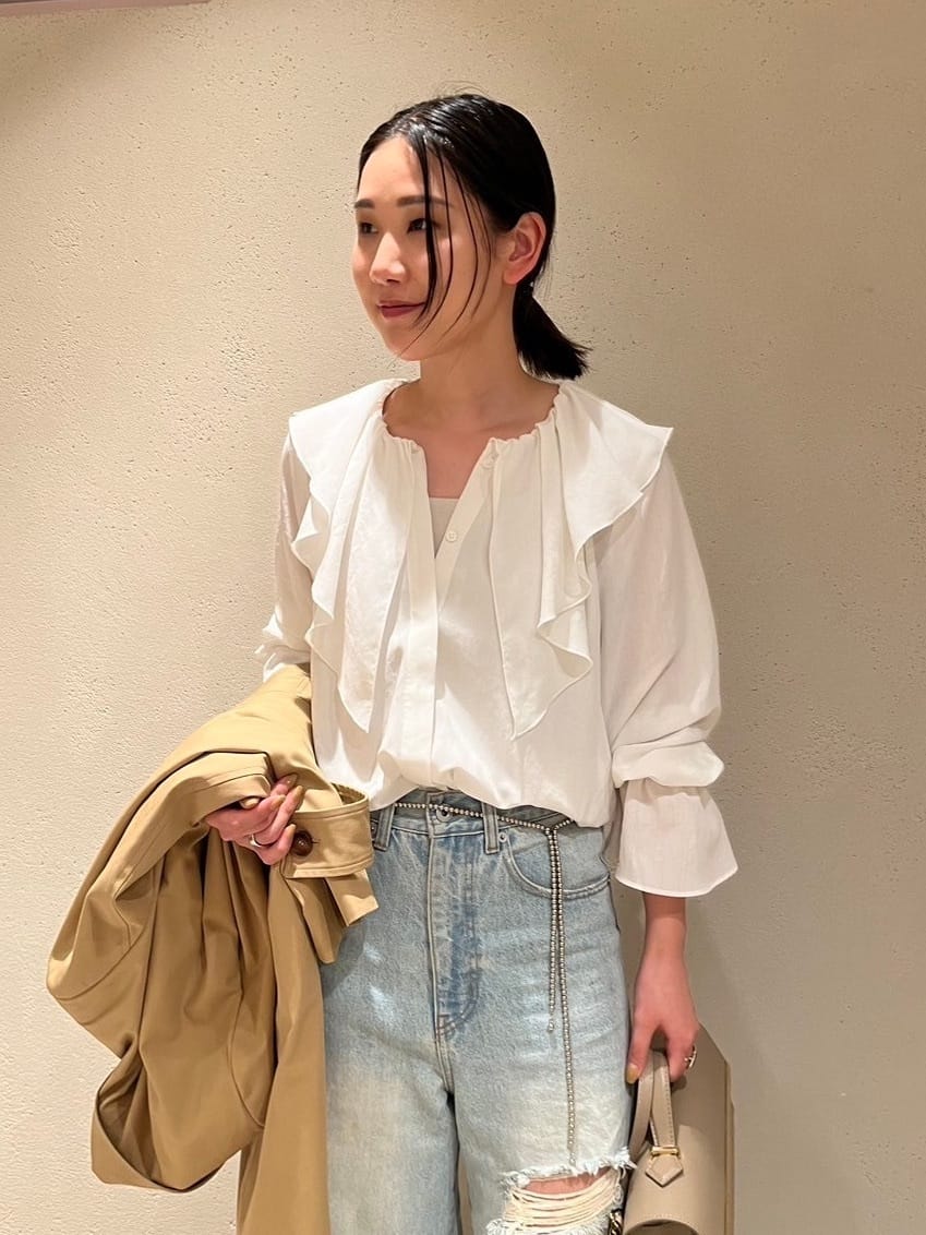 春に着たい！一枚で様になる『ラッフルカラーブラウス