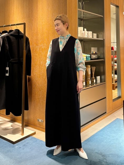 アネモネプリント ギャザースタンドカラーブラウス｜トゥモローランド