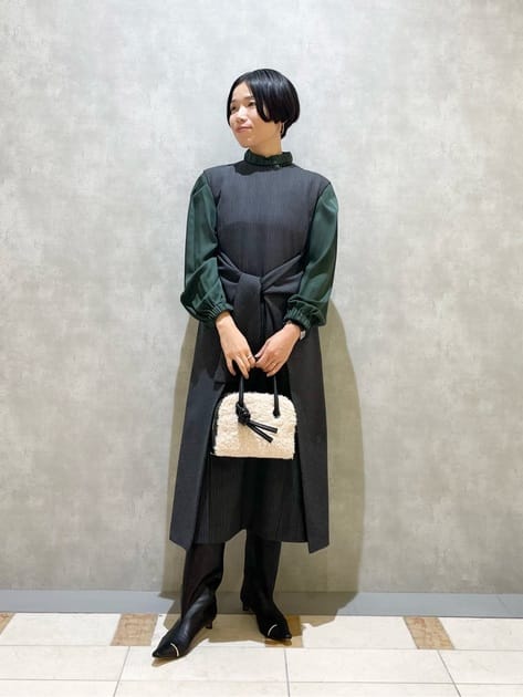 ウォッシャブルサテン スタンドギャザーカラーブラウス