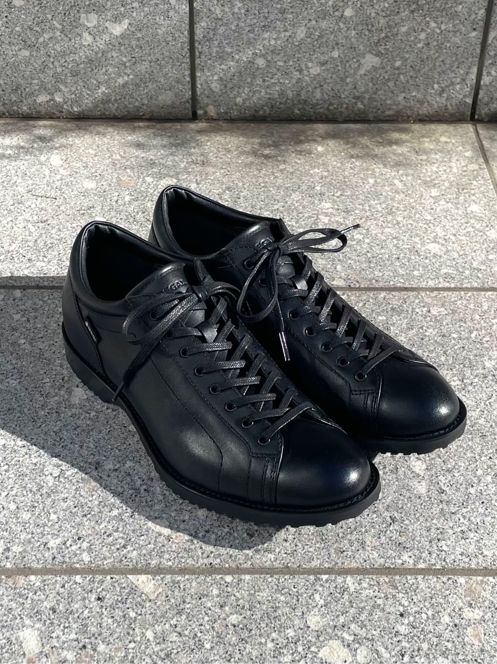 レースアップレザースニーカー GORE-TEXを使ったスタイリング（しみZOO