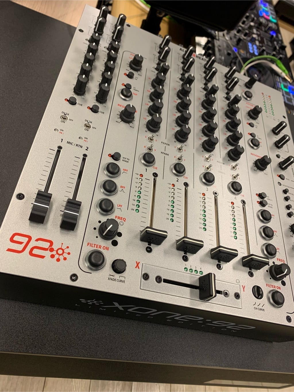 ALLEN&HEATH XONE:92 Mk2【4+2 チャンネル アナログDJミキサー