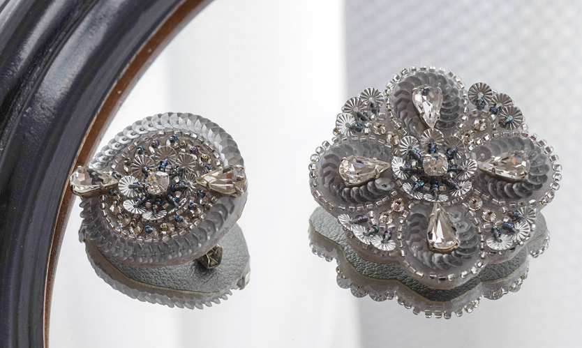 シックに纏めるマットシルバーブローチ - オートクチュール刺繍のお店