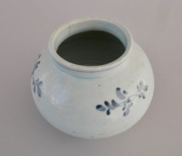 朝鮮美術 陶磁器 | 李朝白磁染付花文丸壺 李朝後期 19世紀 | gallery陽