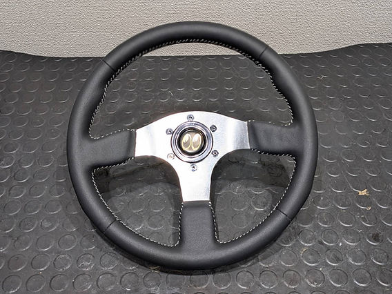 MOMO(モモ)社外ステアリング/ステアリングレザー張替え/ステアリング