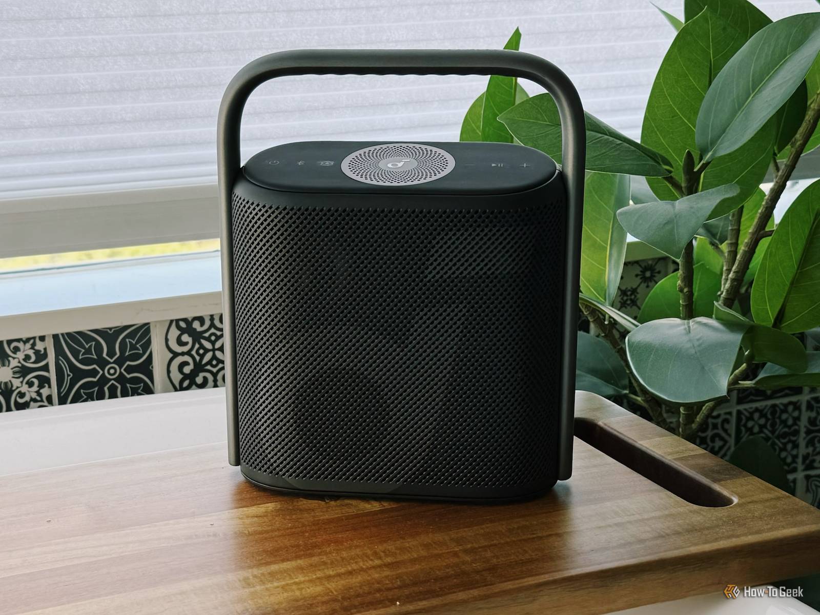 soundcore-motion-x500-in-front