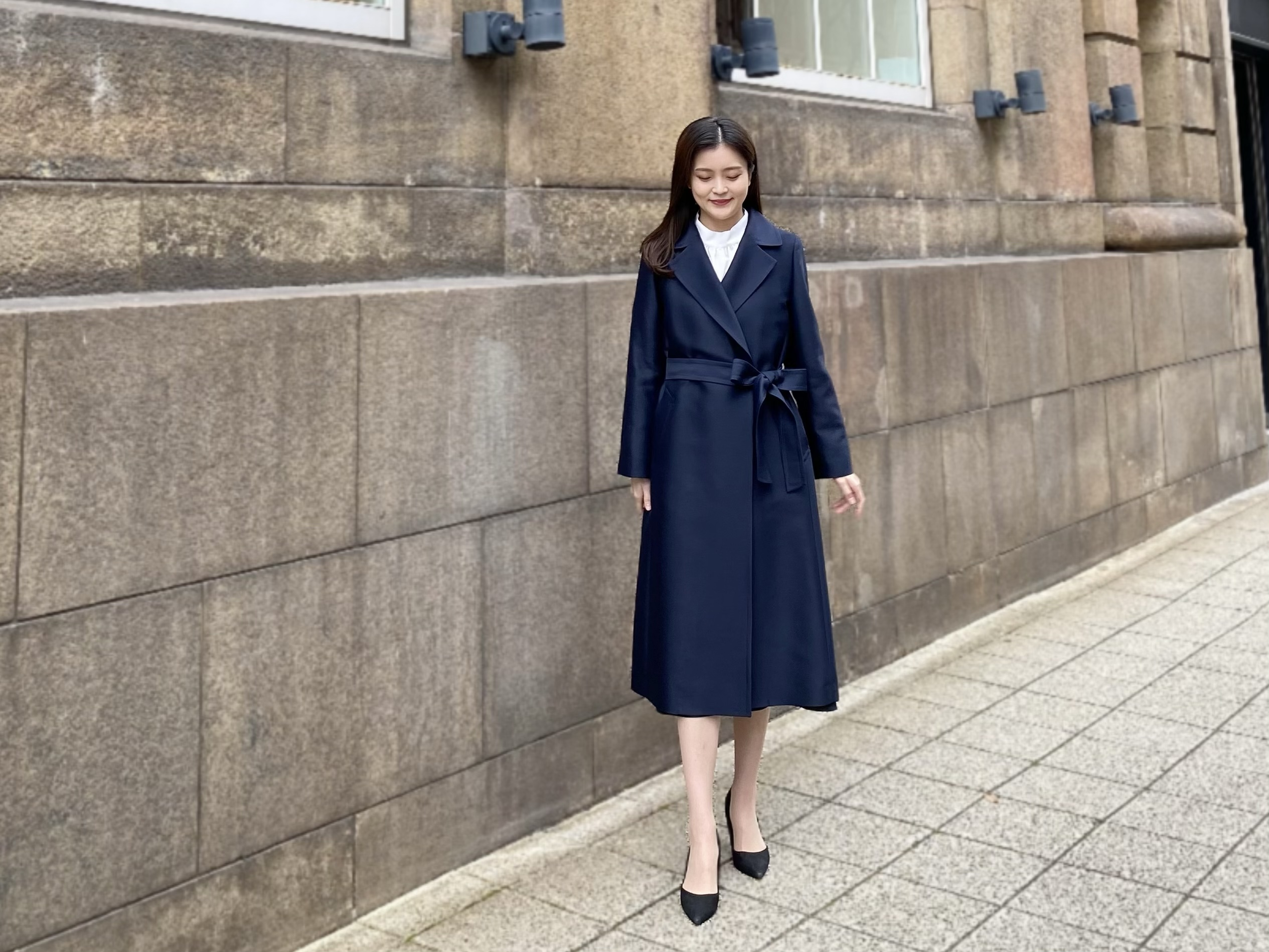 光沢感が美しいシルクウールツイルテーラードロングコートをご紹介