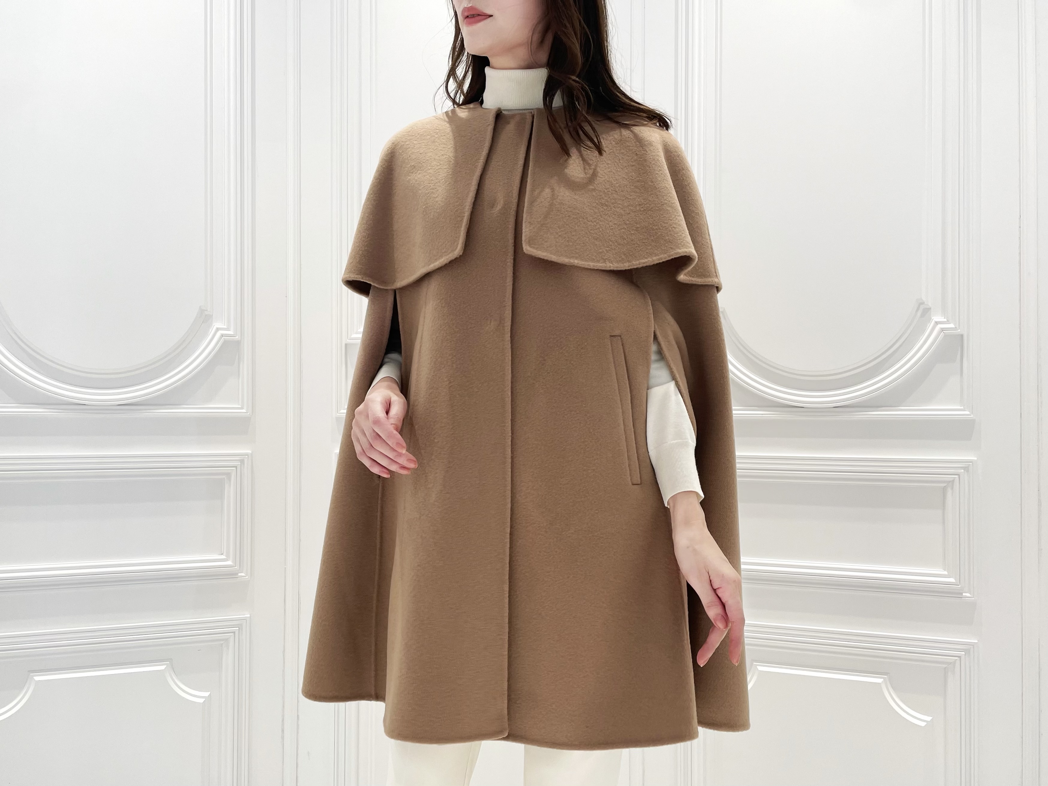 優美なシルエットが魅力！エレガントなケープコートで華やいで