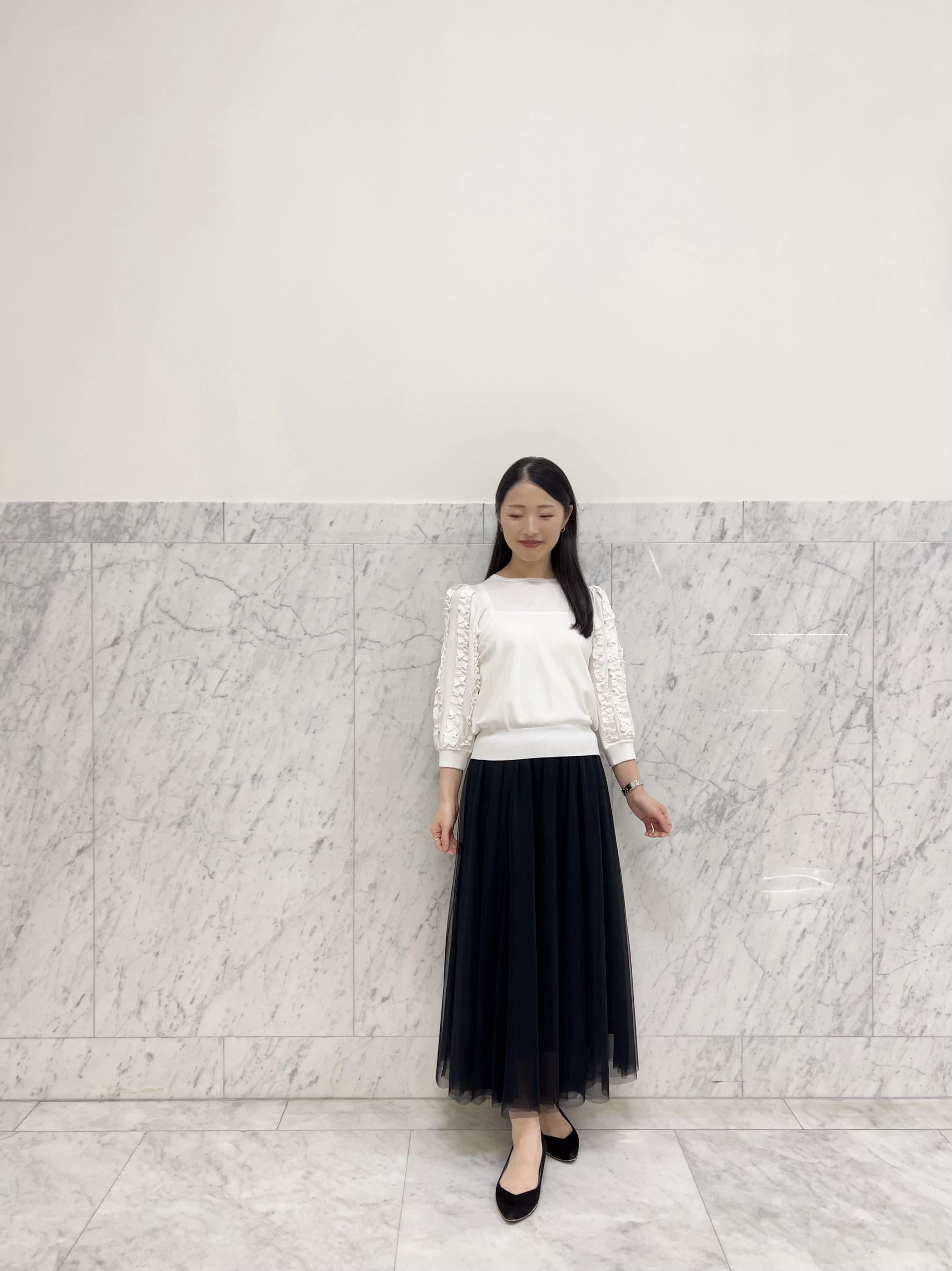 袖フリルニットで合わせる大人フェミニンな秋初めモノトーンコーデ