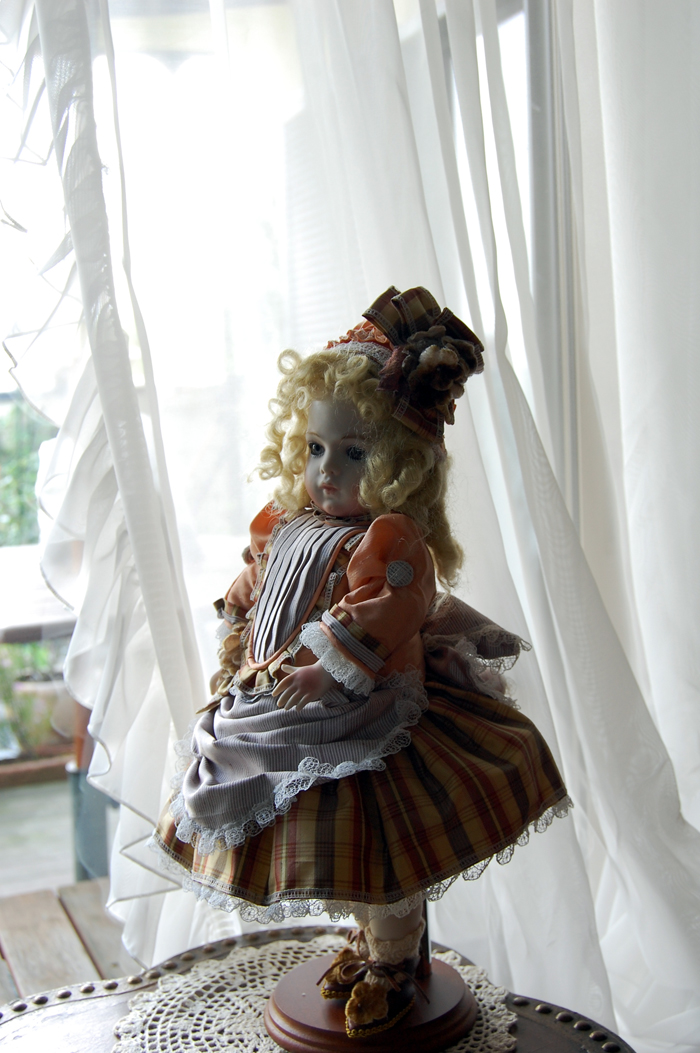 刺繍の庭園と人形たち ビスクドールを作っている矢倉奈津子と刺繍作家