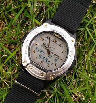 カシオ データバンク ツインセプト ABX-64。デジタル表示が浮かび