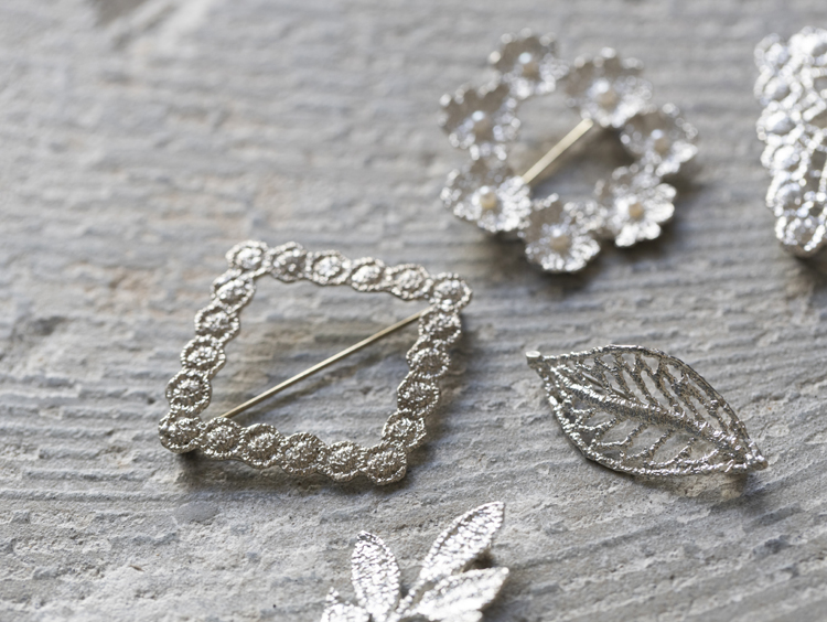 ichinose naomi/ブローチ square -どんなコーデにも似合う、繊細で可憐