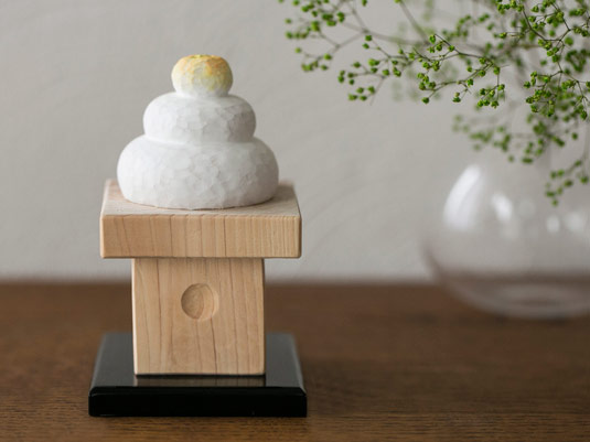 鈴木彫刻所/鏡餅 M -ふんわりすべすべ、一木造りの鏡餅 - スタイルストア