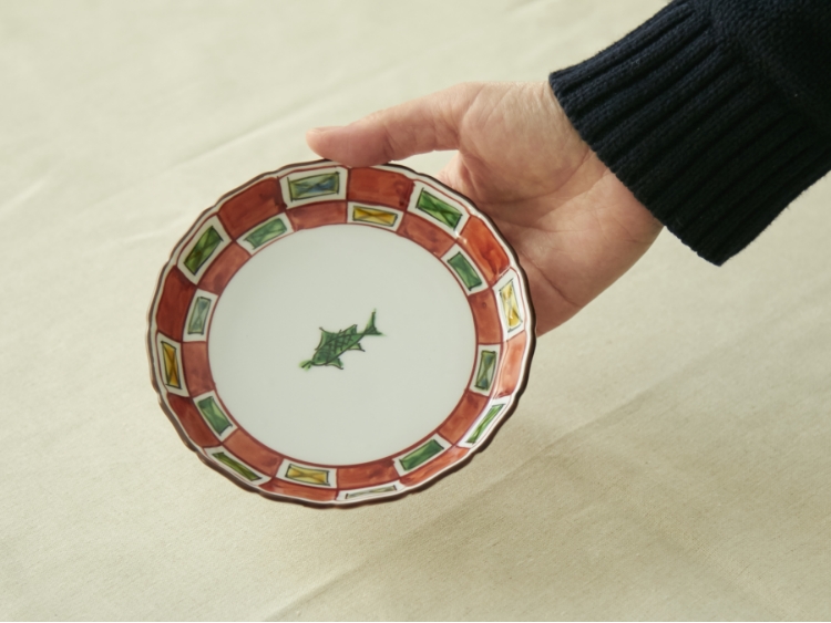 与山窯 桔梗渕4.5寸皿 色絵市松魚文 -ハレの日の席を彩り豊かに演出