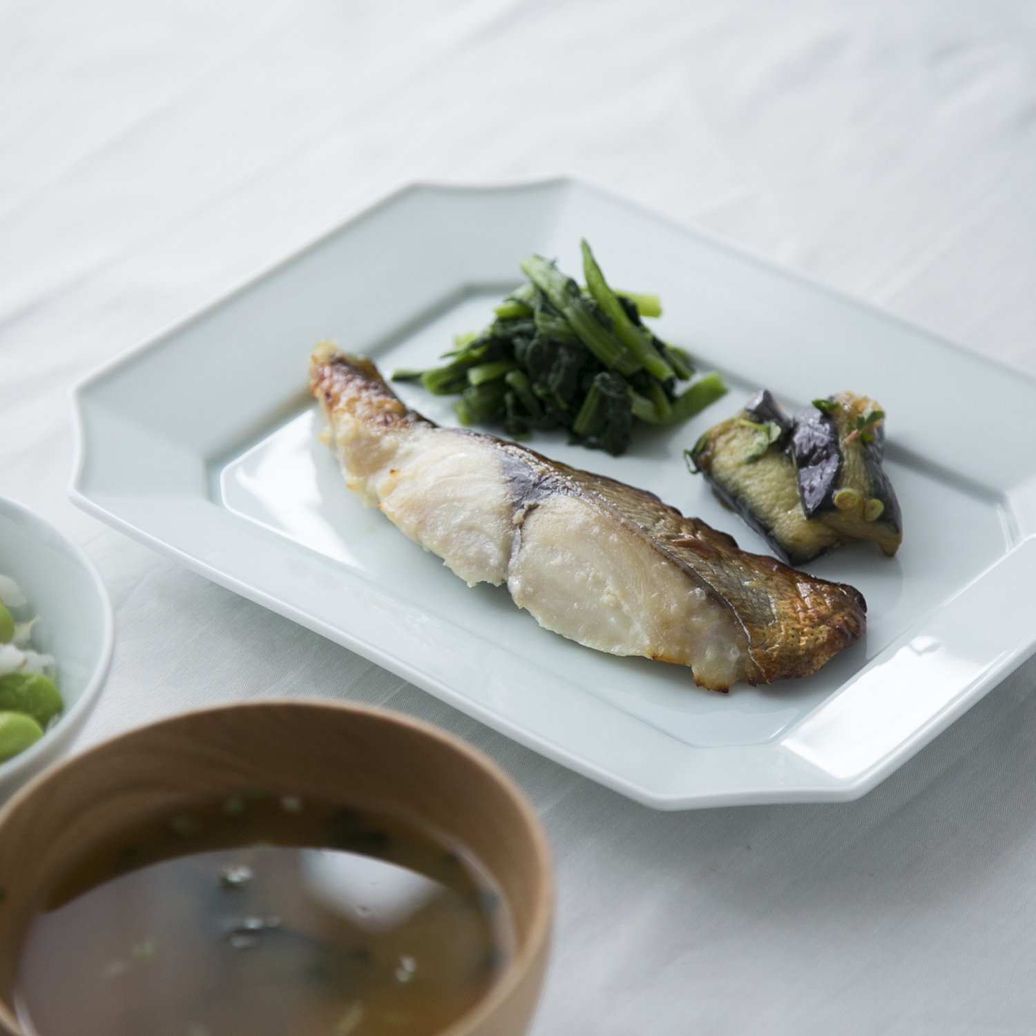 瑞々/すみきり角皿 -料理がみずみずしく映える、和洋中に合う器