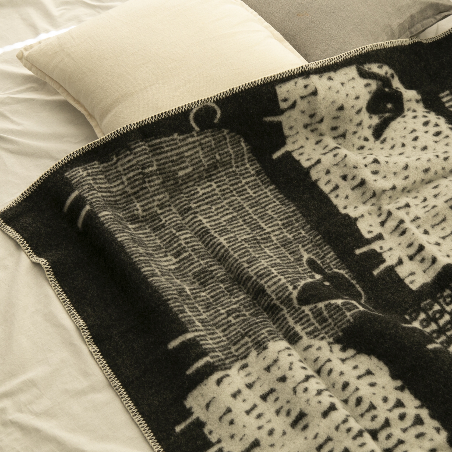 LAPUAN KANKURIT/PAKAPAAT ウールブランケット 130×180cm -羊の群れが